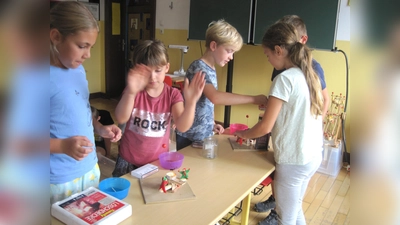 Einfach mal drauflos probieren, tüfteln und sich überraschen lassen, was passiert – das machte den Schüler:innen der Grundschule im Forstbachtal in Negenborn viel Spaß. (Foto: GS Negenborn)