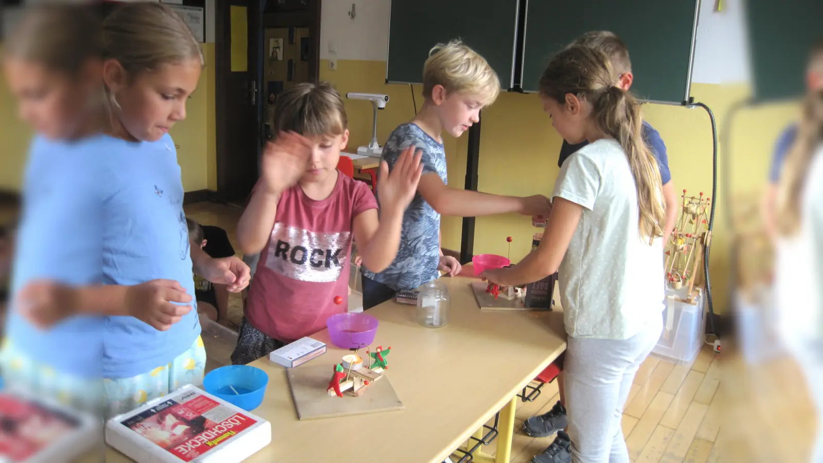 Einfach mal drauflos probieren, tüfteln und sich überraschen lassen, was passiert – das machte den Schüler:innen der Grundschule im Forstbachtal in Negenborn viel Spaß. (Foto: GS Negenborn)