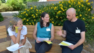 Prof. Nils Nolting (HOL) trifft seine Kolleginnen Prof. Dr. Tamara Thomsen (Mitte) (Hildesheim) und Prof. Dr. Mirjana Zavodja (Göttingen). (Foto: HAWK)