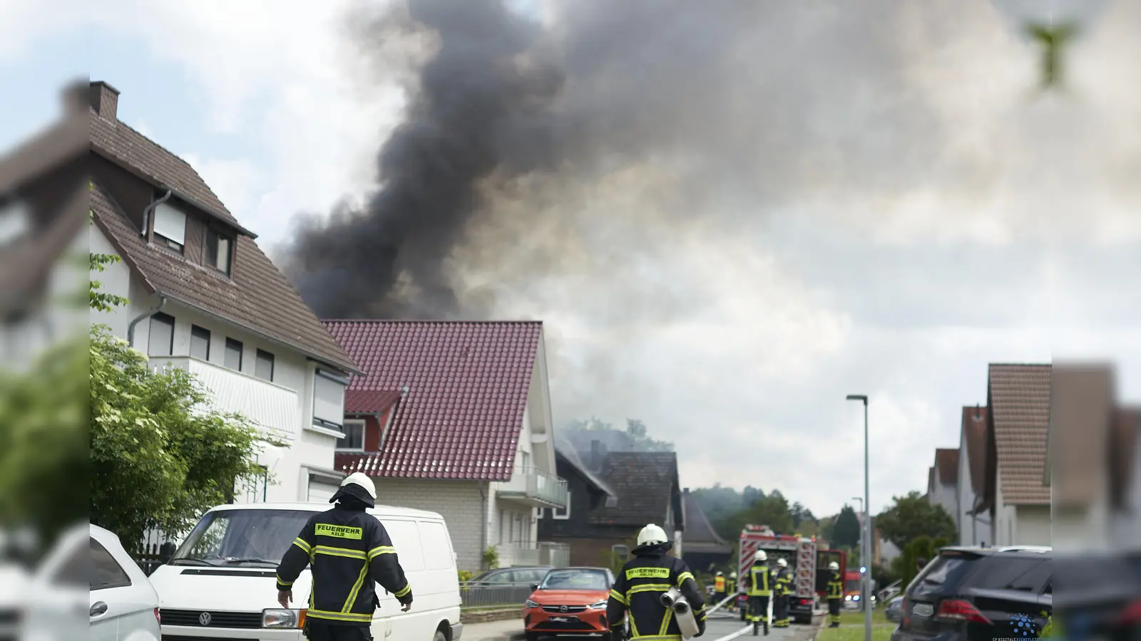 Am Pfingstmontag wurden die Hofgeismarer Feuerwehren zu einem Brand in die Schirmerstraße gerufen. Menschen kamen bei dem Feuer nicht zu Schaden. Die Brandursache ist noch unklar, die Kriminalpolizei übernimmt die Ermittlungen. (Foto: Stefan Bönning)