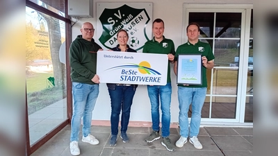 Andreas Wenzel (Schriftführer), Nicole Ulbrich (BeSte Stadtwerke), Felix Suermann (Kassierer) und Patrick Kohlandt (2. Vorsitzender) bei der Übergabe der Urkunde.  (Foto: BeSTe Stadtwerke)