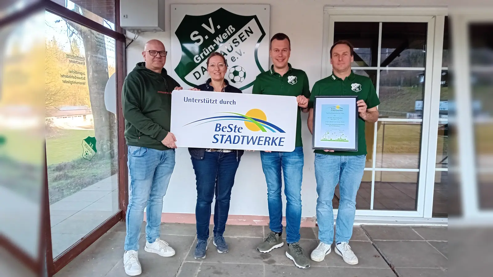Andreas Wenzel (Schriftführer), Nicole Ulbrich (BeSte Stadtwerke), Felix Suermann (Kassierer) und Patrick Kohlandt (2. Vorsitzender) bei der Übergabe der Urkunde.  (Foto: BeSTe Stadtwerke)