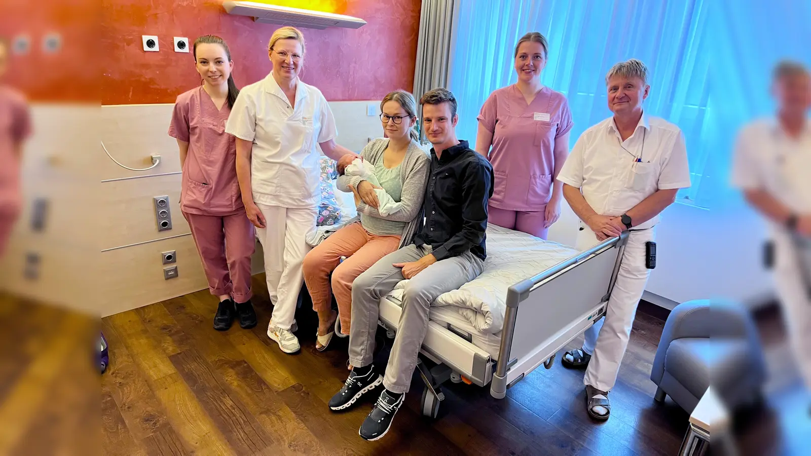 Juliane kommt als 500. Baby im St. Ansgar Krankenhaus der KHWE in Höxter zur Welt (v.l.): Hebamme Justine Leubecher, Stillberaterin Silvia Nowinski, Dagmar mit Juliane, Johannes, Hebamme Antonia Spieker und Oberarzt Holm Teschner.  (Foto: KHWE)