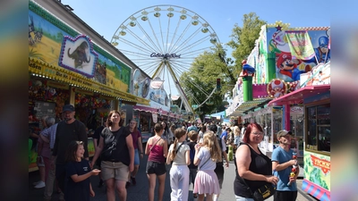 Über allem thront das Riesenrad: Eines der beliebtesten Fahrgeschäfte formt stets zu Annentag Brakels Skyline. (Foto: Marc Otto)