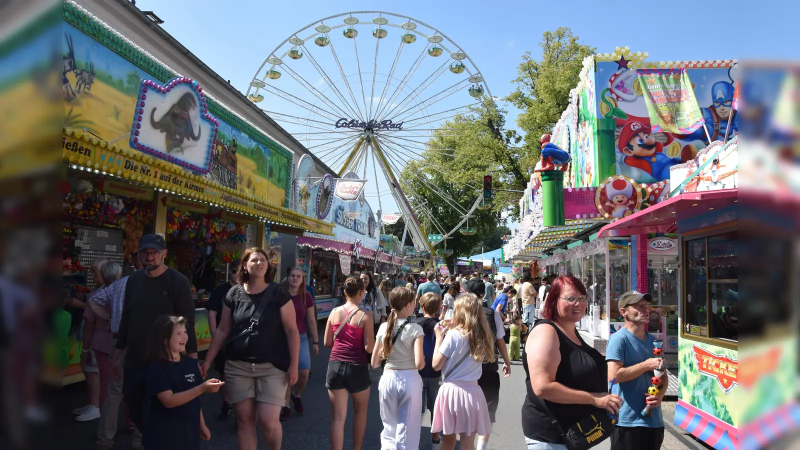 Über allem thront das Riesenrad: Eines der beliebtesten Fahrgeschäfte formt stets zu Annentag Brakels Skyline. (Foto: Marc Otto)