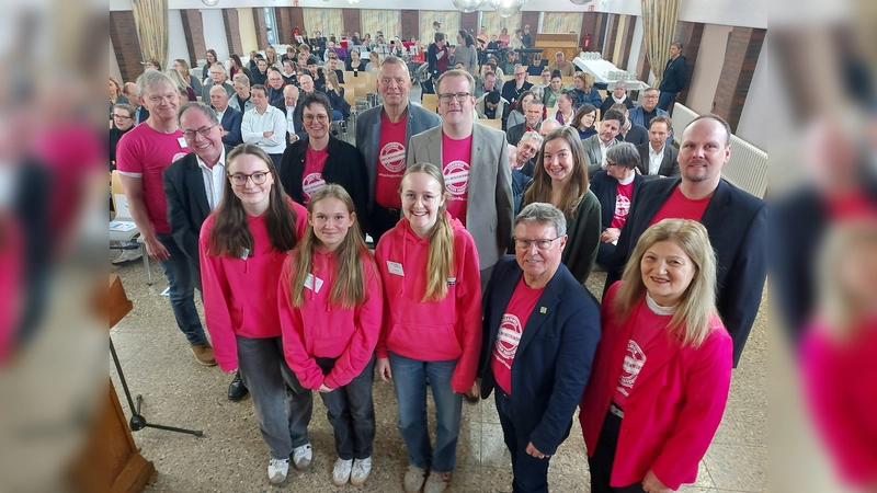 Auftaktveranstaltung Internationale Wochen gegen Rassismus und Rechtsextremismus im Kreis Höxter mit (vordere Reihe von links): Greta Stein, Mia Fritsche, Annie Johlen (die Moderatorinnen und Schülerinnen der Jahrgangsstufe neun des Gymnasiums St. Kaspar), stellvertretender Landrat Werner Dürdoth, Filiz Elüstü (Teamleiterin Kommunales Integrationszentrum Kreis Höxter) sowie (hintere Reihe von links) Jörg Lange (Gymnasium St. Kaspar), Historiker Norbert Ellermann (Erinnerungs- und Gedenkstätte Wewelsburg 1933 bis 1945), Schulleiterin Christin Johlen, IWgR-Botschafter und Landtagsabgeordneter Matthias Goeken, Bad Driburgs Bürgermeister Tobias Tölle, Marleen Menne (Vereinigte Volksbank eG) und Dominic Gehle (Abteilungsleiter Bildung und Integration beim Kreis Höxter). (Foto: Kreis Höxter)