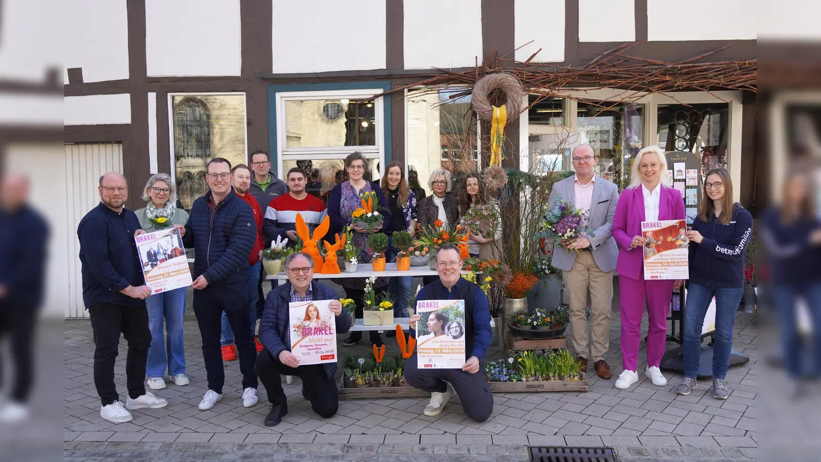 Stellen die Aktion „Brakel blüht auf” vor (v.l.): Niko Rappe, Sandra Kremeier, Alexander Kleinschmidt, Markus Härmens, Magnus Amesbauer, Salvatore Virnuccio, Rainer Schäfers, Simone Schulz-Meyer, Marleen Menne, Eva Kneuertz, Bernhard Fischer, Dana G., Andreas Oesselke, Viola Wellsow und Anne Schäfer. (Foto: Stadt Brakel)