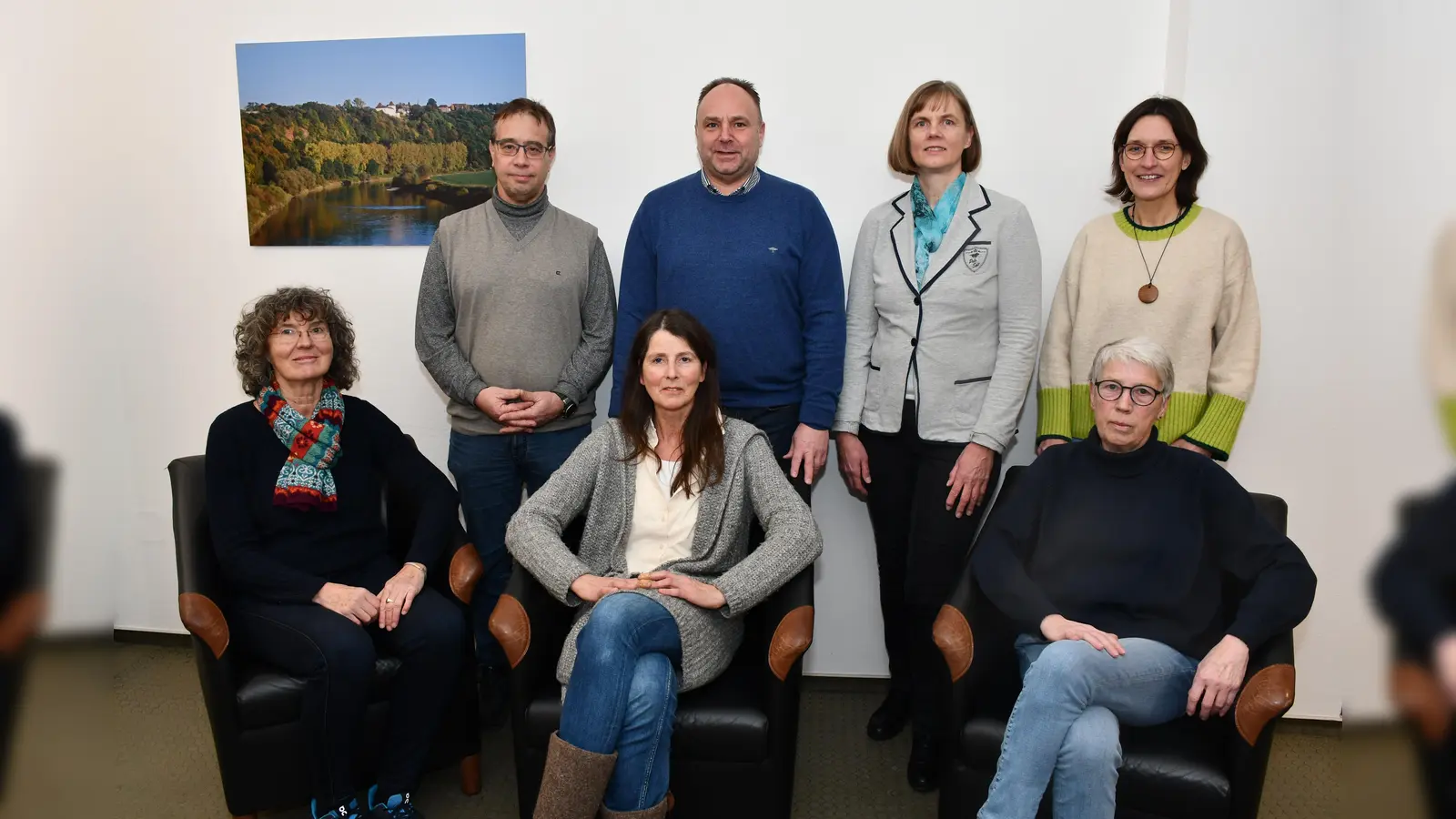 Der im letzten Jahr neu formierte Rat der Naturschutzstiftung freut sich über Anträge zur Förderung (v. l.): Ulrike Weißenborn, Andreas Bosch, Birgit Czyppull, Landrat Michael Schünemann, Grünen/Bündnis 90-Kreistagsabgeordente Karin Farries, SPD-Kreistagsabgeordnete Elke Perdacher, Geschäftsführerin Marlies Zuidema (es fehlt CDU-Kreistagsabgeordnete Birgit Oerke). (Foto: Peter Drews/Landkreis Holzminden)