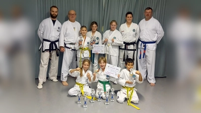 Freuen sich über die stolze Medaillenausbeute bei den Deutschen Meisterschaften in Bad Arolsen (hinten v.l.): Trainer Magnus Heisler, Trainer Günter Potthast, Marina Eckert, Lucy Bost, Stella Strieder, Trainerin Natalie Wiesner und Trainer Stefan Laufenburg sowie (vorne v.l.) Isabella Malena, Kira Bost und Yusuf Cizme. (Foto: MTV Boffzen)