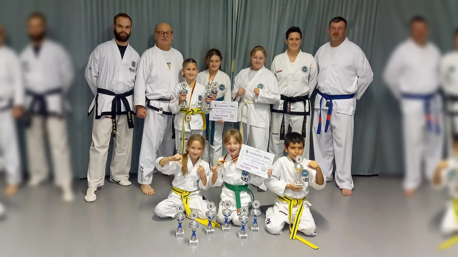 Freuen sich über die stolze Medaillenausbeute bei den Deutschen Meisterschaften in Bad Arolsen (hinten v.l.): Trainer Magnus Heisler, Trainer Günter Potthast, Marina Eckert, Lucy Bost, Stella Strieder, Trainerin Natalie Wiesner und Trainer Stefan Laufenburg sowie (vorne v.l.) Isabella Malena, Kira Bost und Yusuf Cizme. (Foto: MTV Boffzen)