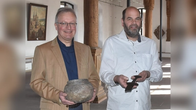Mit den Machern durch die Ausstellung: Stadtarchivar Michael Koch (l.) und Stadtarchäologe Ralf Mahytka führen am Donnerstag, 26. Juni, gegen 18.30 Uhr durch die Schau zur Schlacht am Brunsberg im Historischen Rathaus Höxter. (Foto: Huxarium Gartenpark Höxter)