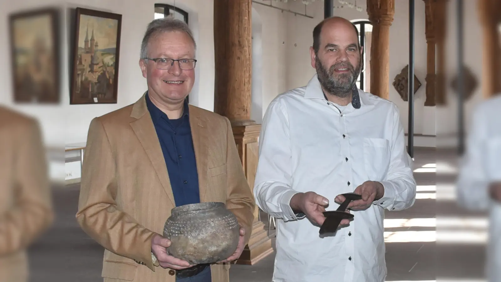 Mit den Machern durch die Ausstellung: Stadtarchivar Michael Koch (l.) und Stadtarchäologe Ralf Mahytka führen am Donnerstag, 26. Juni, gegen 18.30 Uhr durch die Schau zur Schlacht am Brunsberg im Historischen Rathaus Höxter. (Foto: Huxarium Gartenpark Höxter)