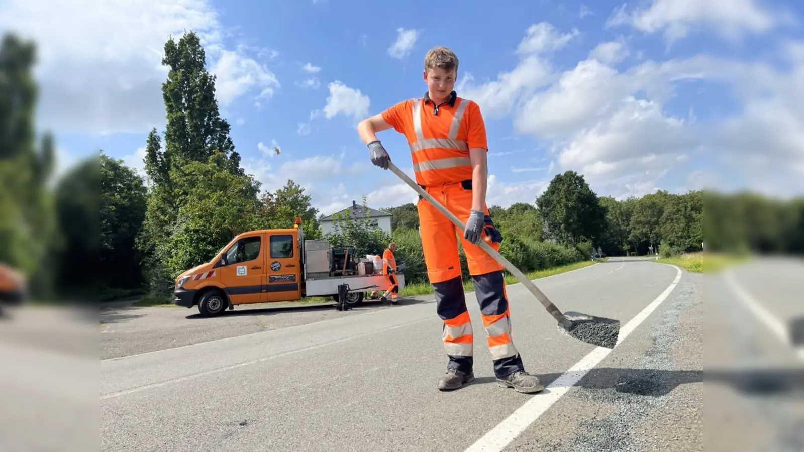 Tizian Behler aus Peckelsheim macht derzeit beim Kreis Höxter eine Ausbildung zum Straßenwärter. Für sichere Straßen zu sorgen – wie hier auf der Muddenhagener Straße in Borgentreich – ist sein Beruf. (Foto: Kreis Höxter)