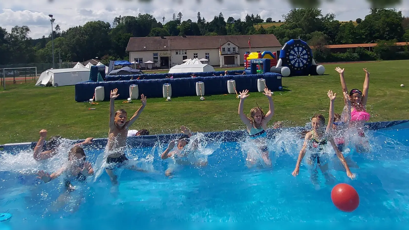 Auch Ausflüge ins Schwimmbad sind im Programm. (Foto: privat)