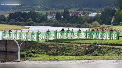 Foto von einer Protestaktion im Poller Weserbogen. Die Grünen wollen dies nun an der Weserbrücke in Holzminden wiederholen. (Foto: privat)