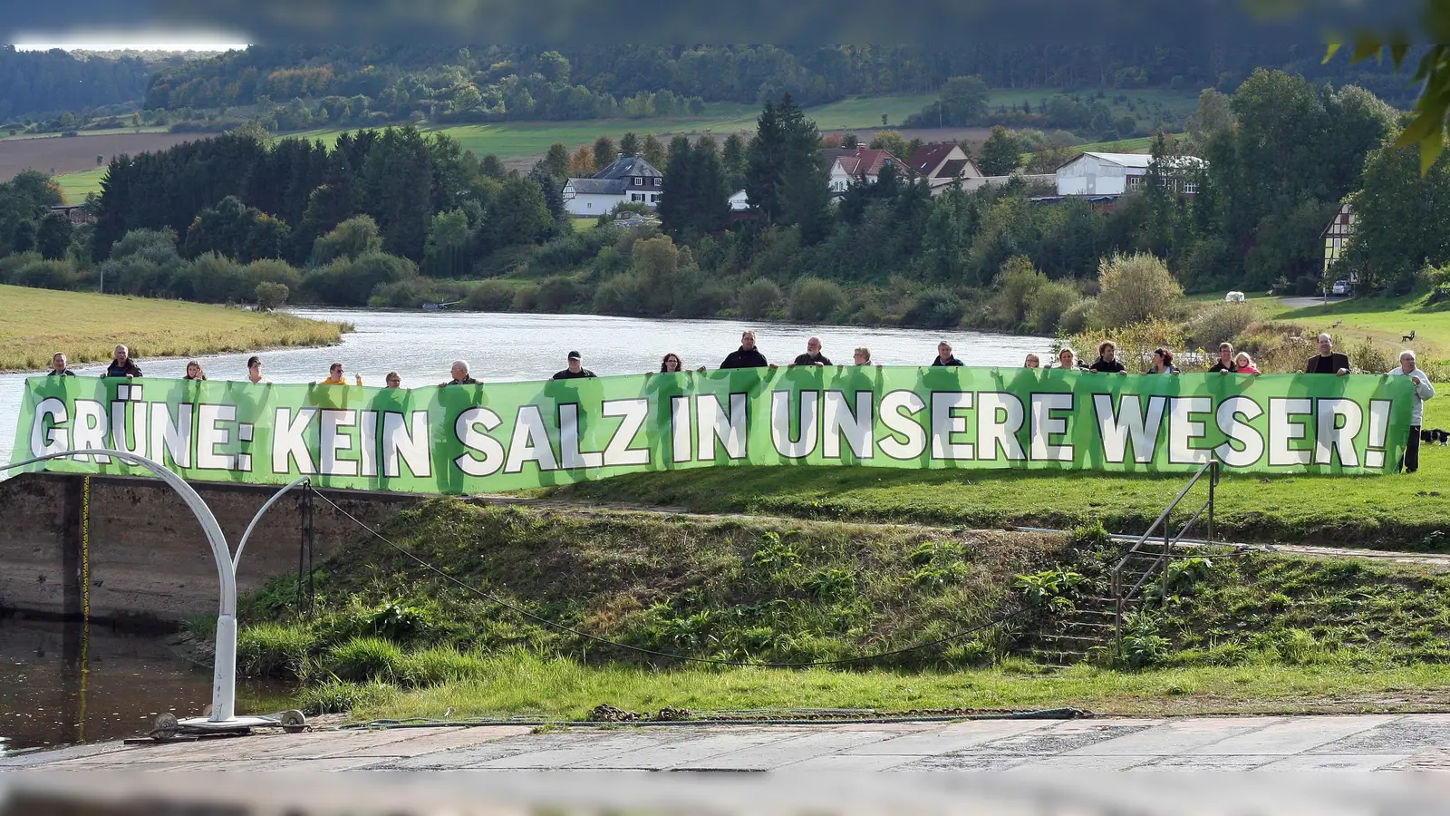 Foto von einer Protestaktion im Poller Weserbogen. Die Grünen wollen dies nun an der Weserbrücke in Holzminden wiederholen. (Foto: privat)