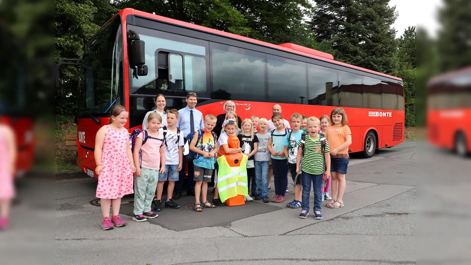 Die Erstklässler der Diemeltalschule lernten in der Busschule viel über einen sicheren Schulweg. Im Hintergrund: Trainerin Jennifer Drescher, Busfahrer Yannis Mattai, Vizelandrätin Silke Engler und Lehrer Eduard Arne.  (Foto: Landkreis Kassel)