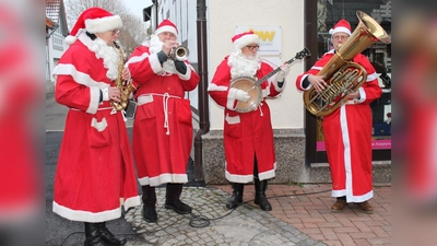 Die Nikoläuse von „Salzsieder“ erfreuten die Besucher mit jazzigen Weihnachtsliedern. (Foto: Inge Seidenstücker)