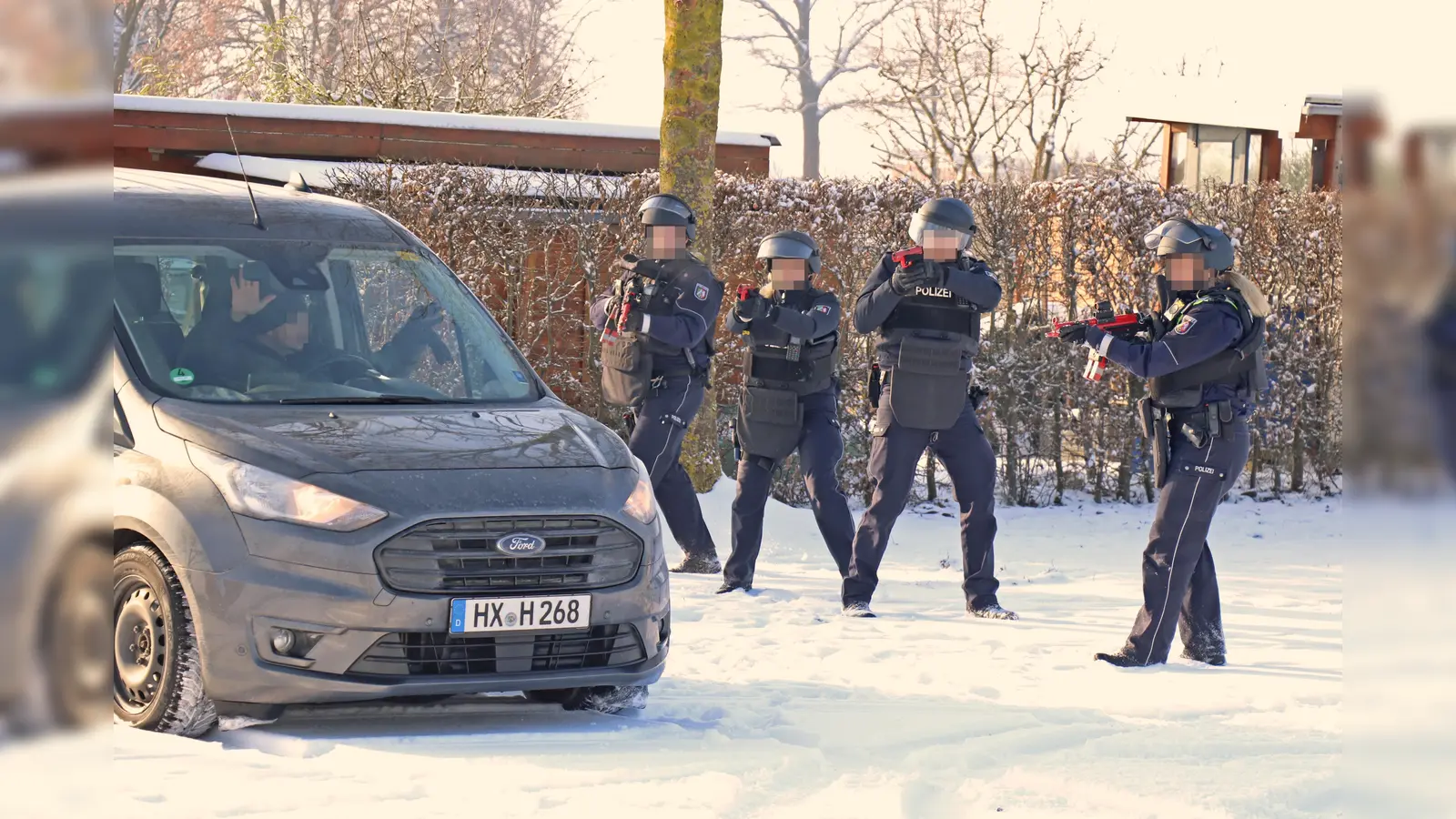 Zugriff: Der bewaffnete Täter wird an seinem Fahrzeug überrascht. (Foto: Kreispolizeibehörde Höxter)