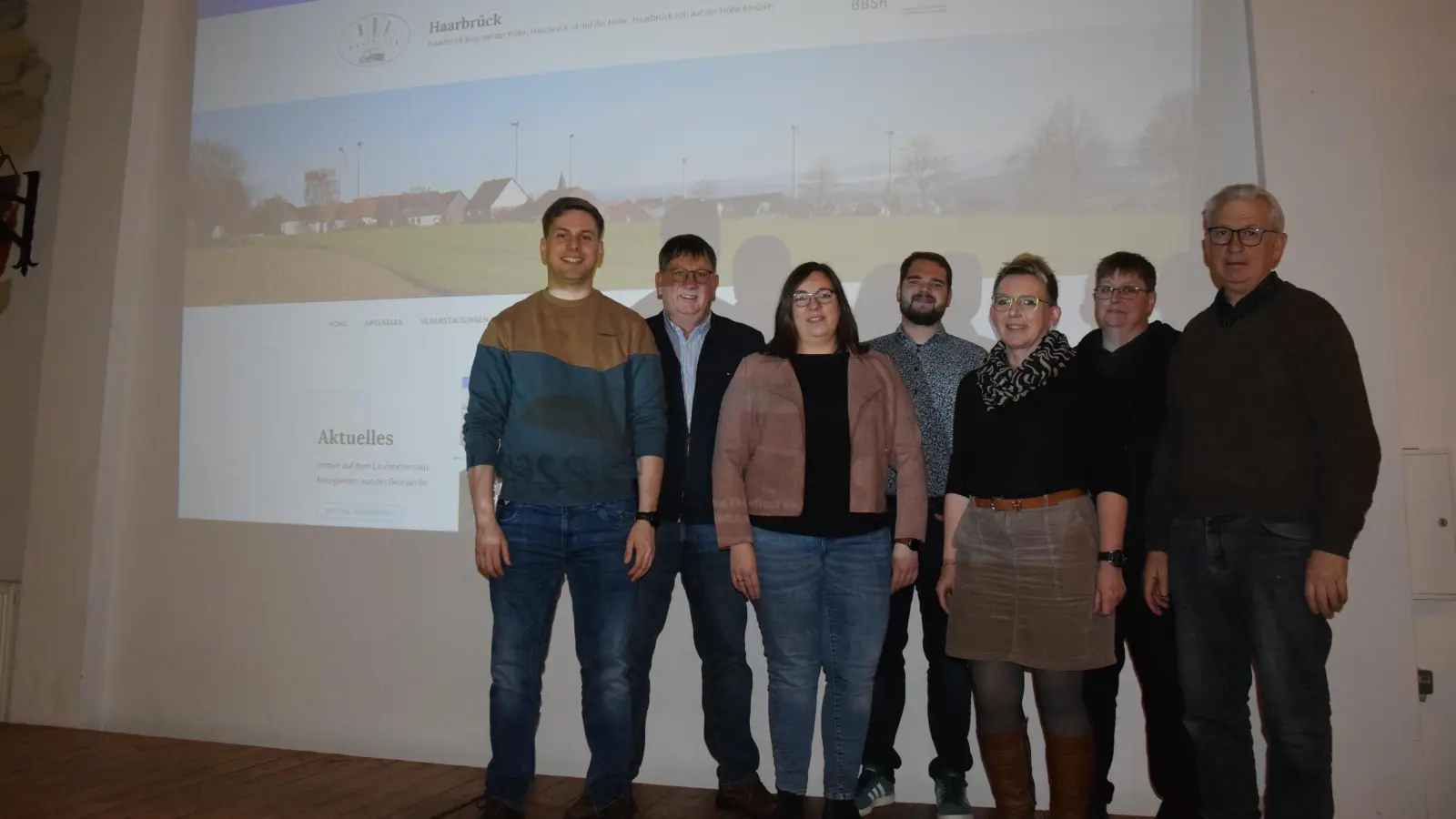 Das Haarbrücker Lotsen-Team und seine Unterstützer (v.l.): Simon Anke, Bernd Hoga, Sabrina Bobbert, Dominik Stromberg (Ortsvorsteher), Martina Werdehausen (Dorf.Zukunft.Digital), Yvonne Otto und Bernhard Pieper. (Foto: Marc Otto)