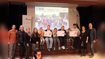 Christian Kaup (1.v.l.) sowie Heike Edeler (2.v.r.) überreichten gemeinsam mit Vertretern der Schulgemeinschaft die Spenden an Mia Sandfort von „Plant for the planet“ (6.v.l.), an „Löwenmama“ Susanne Saage (5.v.r.) und Peter Kamischke-Funk vom „Juzi“ Höxter (3.v.r.). (Foto: privat)