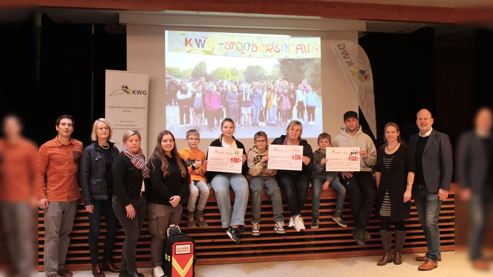Christian Kaup (1.v.l.) sowie Heike Edeler (2.v.r.) überreichten gemeinsam mit Vertretern der Schulgemeinschaft die Spenden an Mia Sandfort von „Plant for the planet“ (6.v.l.), an „Löwenmama“ Susanne Saage (5.v.r.) und Peter Kamischke-Funk vom „Juzi“ Höxter (3.v.r.). (Foto: privat)