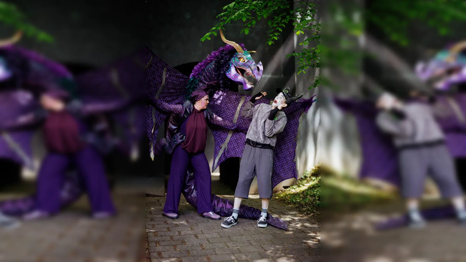 Zwischen Drache (Kirstin Hünnefeld) und Esel (Malte Loermann) entwickelt sich eine ebenso ungewöhnliche wie besondere Beziehung. (Foto: Freilichtbühne Bökendorf e. V. | Björn Leisten)