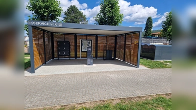 Fahrradservicestationen in Bodenfelde mit Sitzgelegenheiten. (Foto: Flecken Bodenfelde)