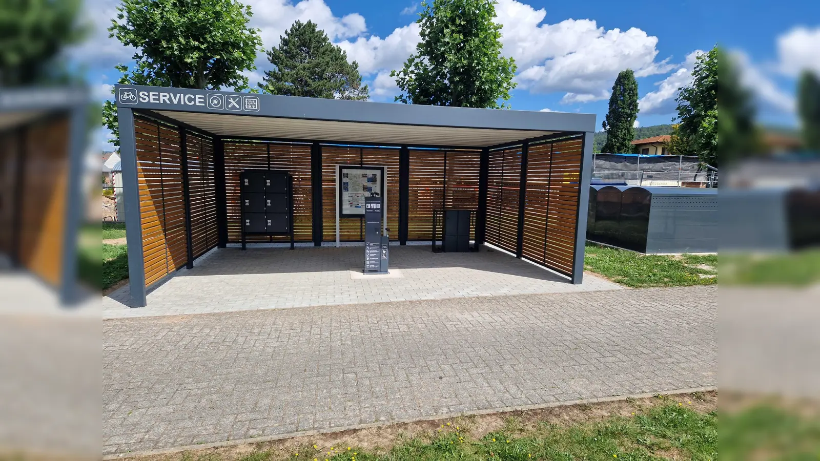 Fahrradservicestationen in Bodenfelde mit Sitzgelegenheiten. (Foto: Flecken Bodenfelde)