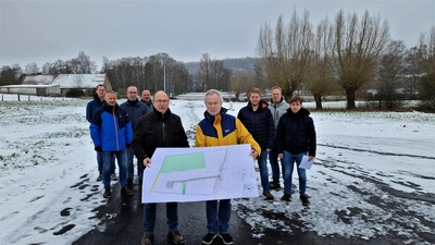 Helmut Schmitz (Stadtwerke Warburg) und Anton Volmer (Ingenieurbüro Volmer) mit der Karte des neu erschlossenen Baugebiets. Außerdem (v.l.): Peter Rehrmann (Firma Nolte Bau), Markus Engemann (Stadt Warburg, FB II – Bauen und Stadtentwicklung), David Ferber und Sebastian Maicher (beide Stadtwerke Warburg), Jonas Volmer (Ingenieurbüro Volmer), Stefan Rauscher (Firma Nolte Bau) und Konstantin Volmer (Ingenieurbüro Volmer). (Foto: Stadt Warburg)