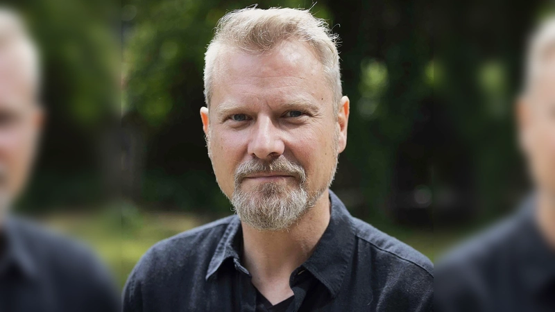Bestseller-Autor Christian Stöcker - er liest aus seinem prämierten Buch „Männer, die die Welt verbrennen“. Es hilft, den Hintergrund von Desinformation und Lobby-Interessen zu verstehen. (Foto: Martin Leissl)