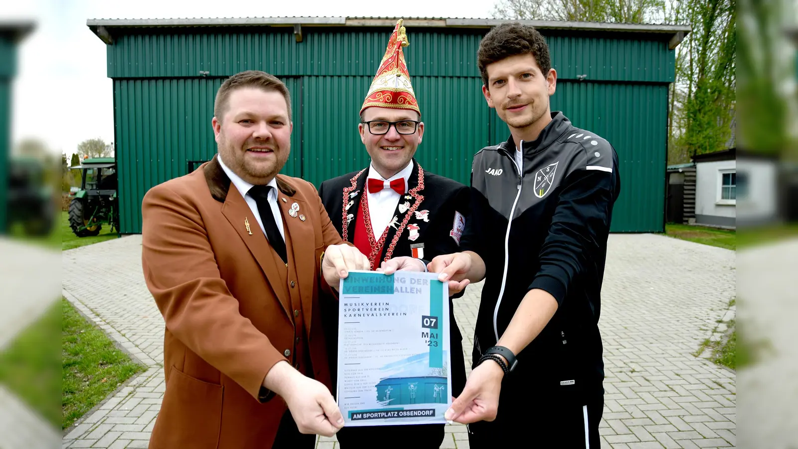 Mit einem Frühschoppen möchten die Ossendorfer Karnevalsgesellschaft, der Musikverein und der Sportverein ihre neue Lagerhalle am Ossendorfer Sportplatz einweihen. Dazu laden (v.l.) Wilhelm Thonemann, Wilhelm Engemann und Marius Weber herzlich ein.  (Foto: T. Fuest)