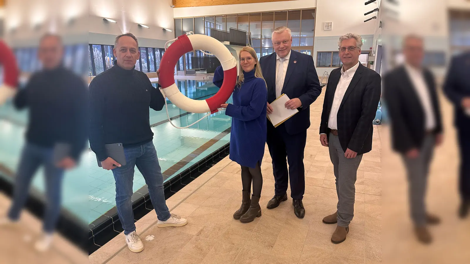 V.l.: Peter Korthals (Architekt), Jara Kriener (Geschäftsführerin, Bäder- und Wasserbetriebe Höxter GmbH), Bürgermeister Daniel Hartmann und Allgemeiner Vertreter Stefan Fellmann. (Foto: Stadt Höxter)