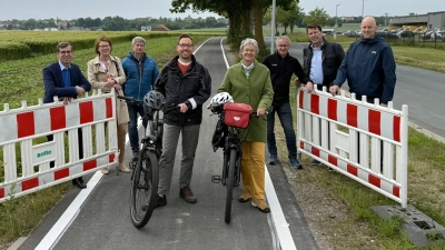 Der erste Bauabschnitt ist fertiggestellt: Bürgermeister Tobias Scherf (von links), Heike Kaebsch (Ratsmitglied CDU und stellv. Vors. Bezirksausschuss Warburg), Gerd Groppe (Geschäftsführer Firma Nolte Bau), der Mobilitätsbeauftragte Jan Kolditz, Doris Hauck (Ratsmitglied Bündnis 90/Die Grünen und Vorsitzende Mobilitätsausschuss), Markus Engemann (Fachbereich Bauen und Stadtentwicklung), Frank Laudage (Ingenieurbüro Laudage Warburg) und Marius Bee (Bauleitung Firma Nolte Bau) auf dem Greenway2work ins Warburger Industriegebiet. (Foto: Stadt Warburg)