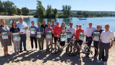 Große Vorfreude bei Organisatoren, Sponsoren und Förderern (v.l.): Jana Jungblut (Abteilungsleiterin Wirtschaftsförderung, Tourismus und Kultur Stadt Höxter), Mareen Hartmann (Kassiererin Kreissportbund Höxter), Bürgermeister Daniel Hartmann, Steffen Brinkmann (Kreis Höxter), Nils Dorn (Sparkasse Paderborn-Detmold-Höxter), Ludger Spiegelberg (stellv. Vorsitzender Kreissportbund), Mark Becker (Geschäftsführer Gebrüder Becker), Markus Finger (Stadtsprecher und Moderator des Triathlons), Lars Koch (WSV Beverungen), Sarah Krause (Marketing Gas- und Wasserversorgung Höxter), Landrat Michael Stickeln, Adalbert Grüner (Non-Stop-Ultra Brakel), Gabi Menke (WSV Beverungen), Stefan Vogt (Verbund Volksbank OWL eG), Thorsten Schiller (Geschäftsführer Kreissportbund), Andreas Krawinkel (Geschäftsführer Bäckerei Engel). (Foto: Kreis Höxter/Jürgen Drüke)