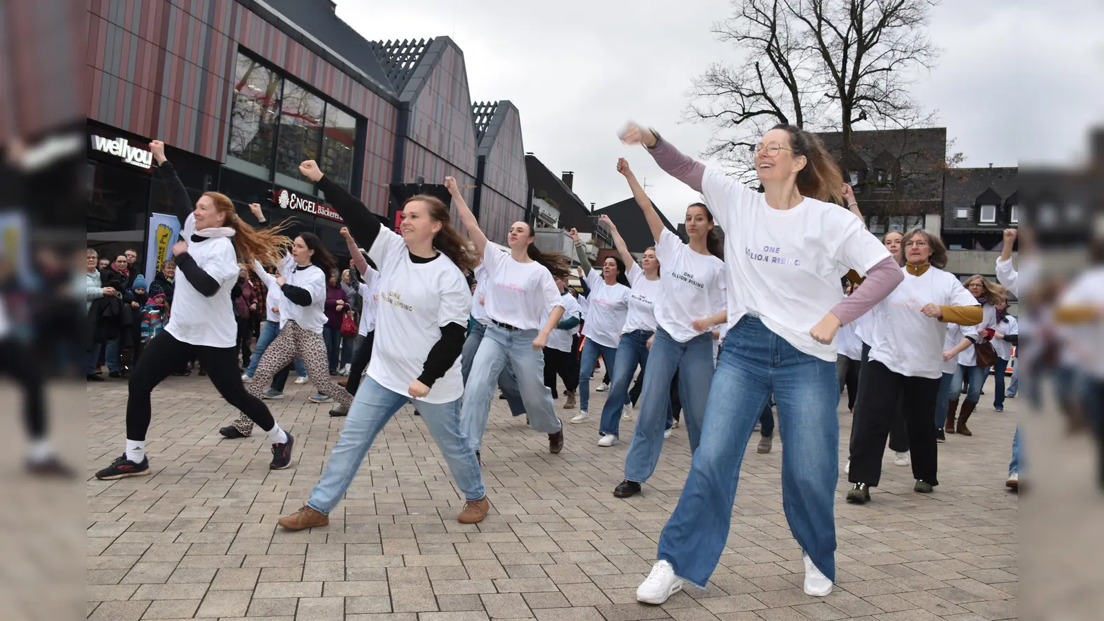 Jenny Neils(li) und Janet Topf, Inhaberin der Tanzetage sowie Isabell Schröder (mitte) vom Arbeitskreis gegen Gewalt an Frauen führten die tanzenden Frauen und Mädchen an.  (Foto: Barbara Siebrecht)