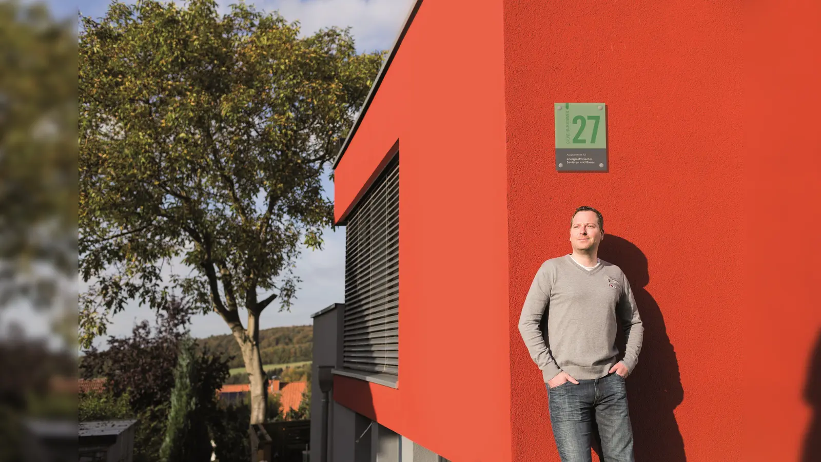 Die „Grüne Hausnummer“ wird für energieeffizient gebaute oder sanierte Häuser vergeben. Jetzt können sich Hauseigentümerinnen und Hauseigentümer wieder um die Auszeichnung bewerben. (Foto: Dawin Meckel)