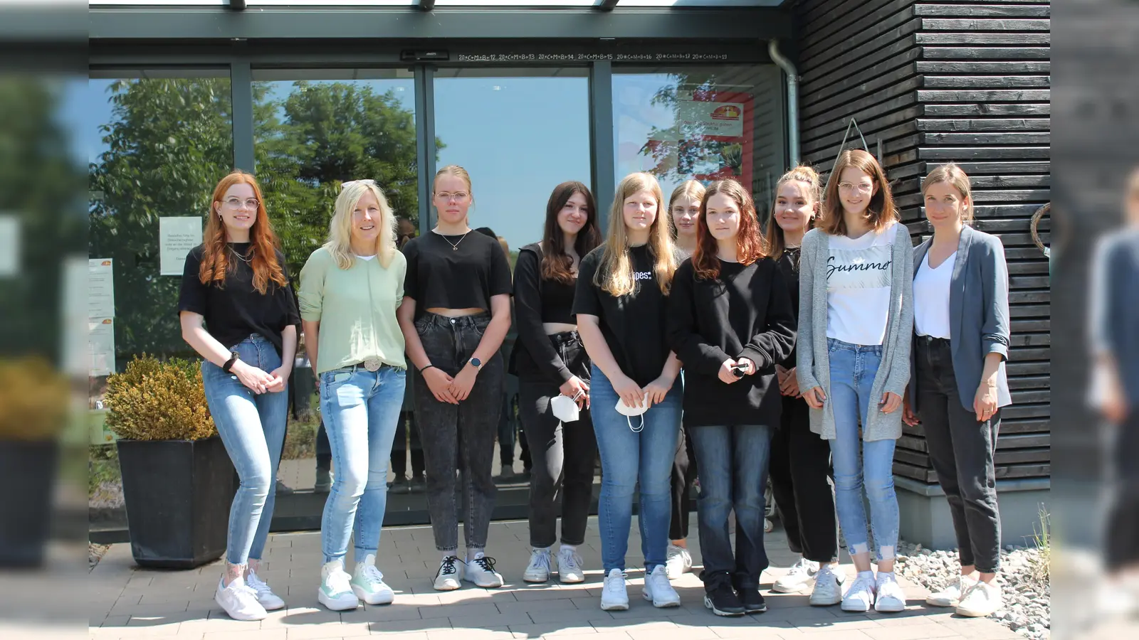 Vor der Tagesförderstätte trafen sich die Schülerinnen zu einem Gruppenfoto (ganz rechts: Kristin Wieners, Organisatorin des Tages, links außen: Maja Wäsche, Auszubildende Heilerziehungspflege, die aus der Ausbildungspraxis berichtete).  (Foto: CWW Paderborn)