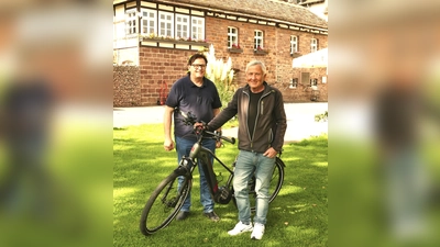 Der Vorsitzende Reiner Kempe (links) und den Radfahrer Karl-Erich Wessler rufen zum Spenden-Gewinnspiel auf.  (Foto: privat)