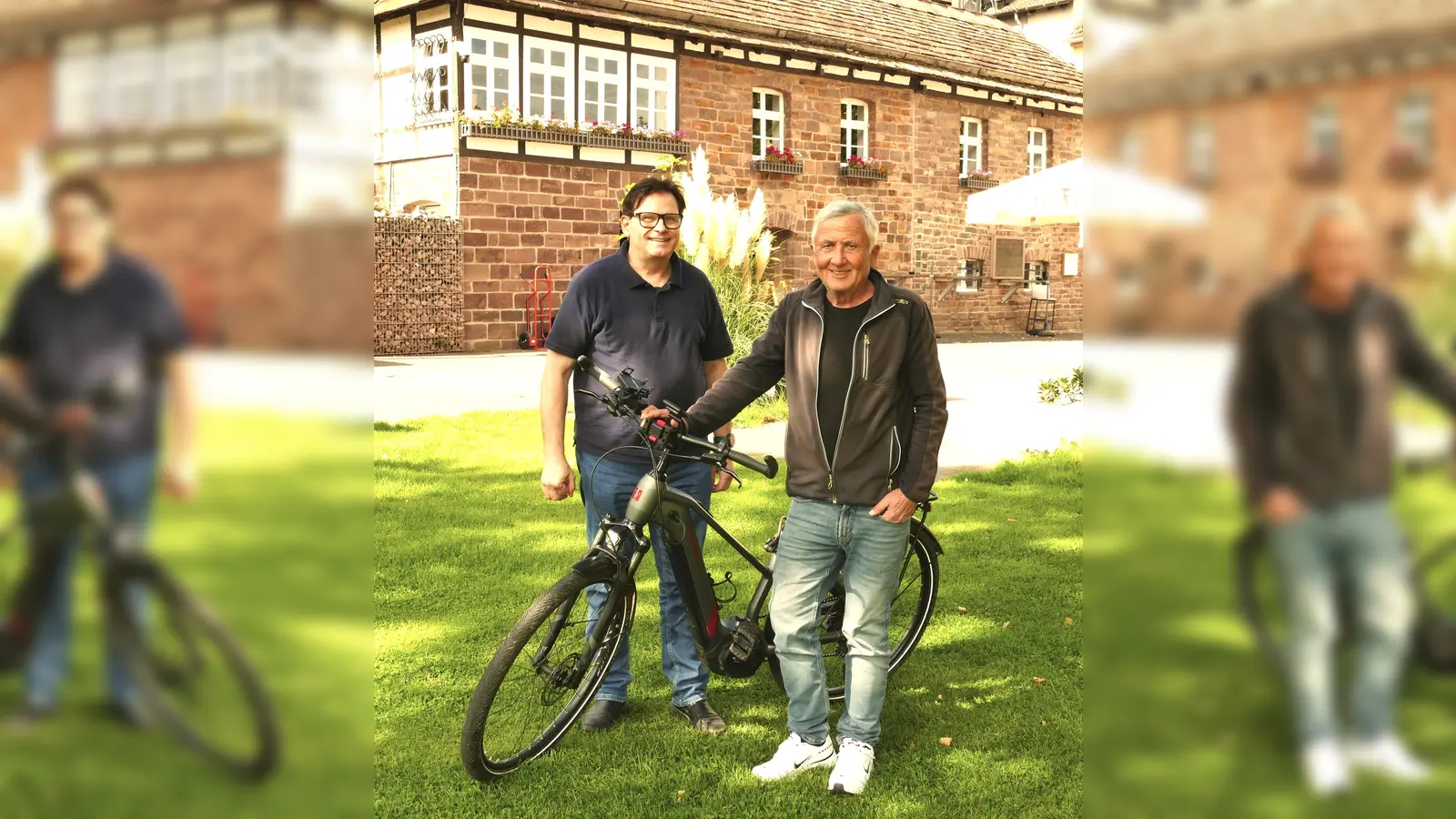 Der Vorsitzende Reiner Kempe (links) und den Radfahrer Karl-Erich Wessler rufen zum Spenden-Gewinnspiel auf.  (Foto: privat)
