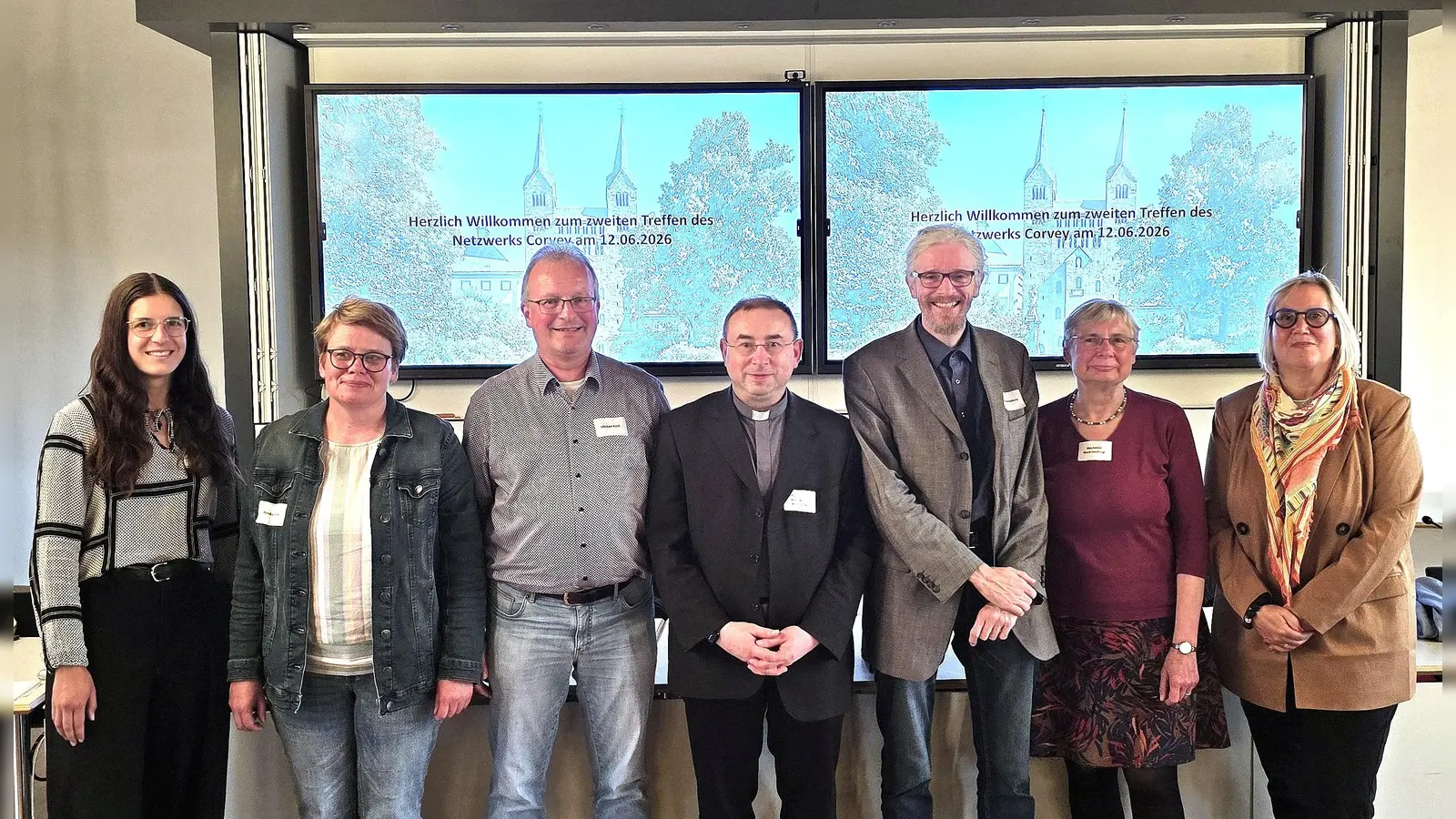 Ziehen am Ende des Netzwerktreffens im Historischen Rathaus eine durchweg positive Bilanz: Hannah Fischer (Studierende der Mediävistik), Annika Pröbe (Standortleiterin karolingisches Westwerk und Abteikirche Corvey), Stadtarchivar Michael Koch, Pfarrdechant Dr. Hans-Bernd Krismanek, Museumsdirektor Dr. Holger Kempkens (Diözesanmuseum Paderborn), Professor Dr. Mechthild Black-Veldtrup, Leiterin der Abteilung Westfalen des Landesarchivs NRW, und Baudezernentin Julia Gogrewe. Fotos: Kirchengemeinde Corvey (Foto: Kirchengemeinde Corvey)