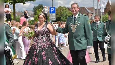 Stadtschützenkönig Andreas Peine aus Drenke und Königin Theresa Peine (Foto: Barbara Siebrecht)