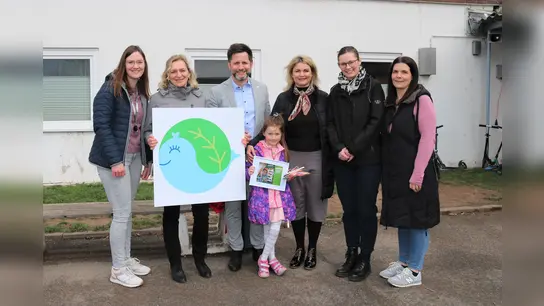 (v.l.) Madlen Schaefers, Klassenlehrerin 1b, Sandra Rossel,Schulleiterin, Tino Wenkel, Samtgemeindebürgermeister, Lera Bezzukova mit ihrer Mutter Luda, Leonie Grothues, Projektkoordinatorin und Julia Knaup, Samtgemeinde Bofffzen. (Foto: BB/KSA)