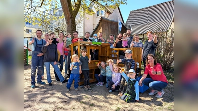 Helferinnen und Helfer beim Arbeitseinsatz in der KITA „Die Brücke”.  (Foto: Volker Beerwart )