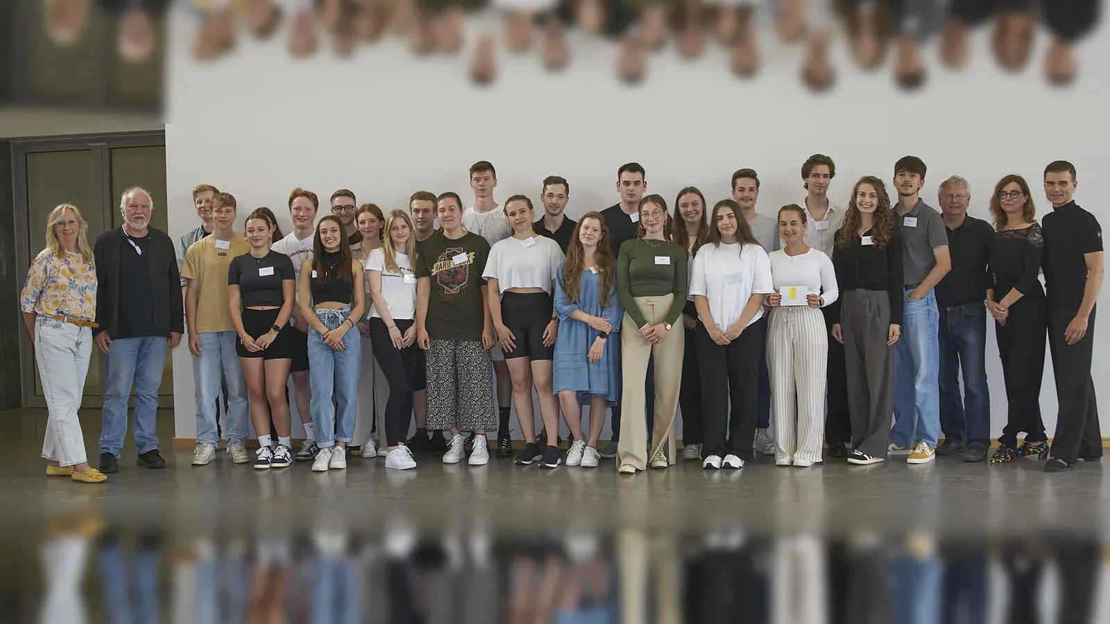 Rund 30 Schülerinnen und Schüler des diesjährigen Abi-Jahrgangs erlernen das kleine Einmaleins des Gesellschaftstanzes unter Anleitung des Trainerpaares Iris Müller Wetekam und Ralf-Dieter Müller (re.). Irmgard Ehls (GTC, li.), Michael Störmer (ASS-Förderverein, 2.v.li.) und Friedhelm Beutekamp (GTC, 3.v.re.) unterstützen dabei finanziell. (Foto: Stefan Bönning)