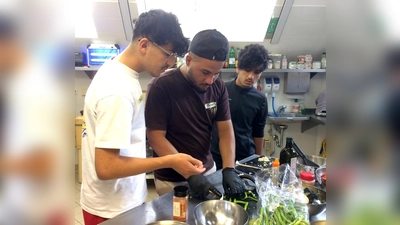 Gemeinsames Kochen verbindet – das wurde nicht erst bei der Filmpremiere deutlich, sondern schon während der Projektwoche in der Küche der Jugendbildungsstätte Fürstenberg. (Foto: Projekt Begegnung)
