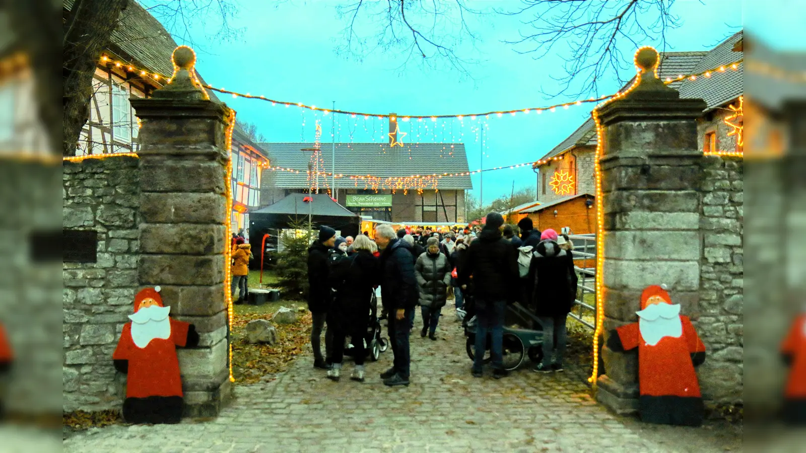 Der Wiemersmeyersche Hof lwird zum Nikolausmarkt festlich beleuchtet.  (Foto: Iris Spieker-Siebrecht)