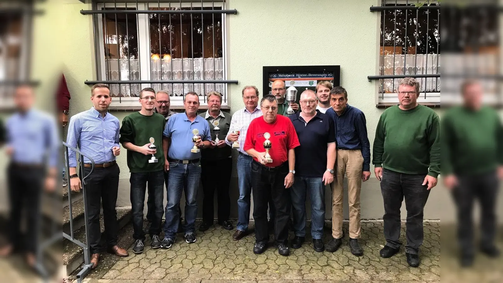 Siegerehrung (v.l.) Philipp Driehorst (VerbundVolksbank OWL), Daniel Koch, Rainer Stafast, Gerhard Spicker, Ferdinand Struck, Jürgen Hoffmann, Heinrich David, Alexander Kieneke, Albert Krekeler, Mark Rode, Mario Gädicke, Harald Held (2. Vors. Schützenverein). (Foto: Foto: privat)