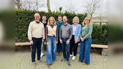V.l.: Projektleiter Prof. Dr. Klaus Schafmeister (FHM) und das Projektteam ZUNFT+ Pascal Haase (Projektmitarbeiter Kreishandwerkerschaft Höxter-Warburg), Constanze Obst (Projektmitarbeiterin SBH West), Jonathan Kruse (Fachhochschule des Mittelstandes), Bastian Kallenbach (Projektmitarbeiter SBH West), Prof. Dr. Melanie Eikenbusch (Fachhochschule des Mittelstandes) und Michaela Hanke (Projektmitarbeiterin SBH West) freuen sich, dass jetzt die Arbeitsphase mit den Betrieben gestartet ist. (Foto: Kreishandwerkerschaft Höxter-Warburg)