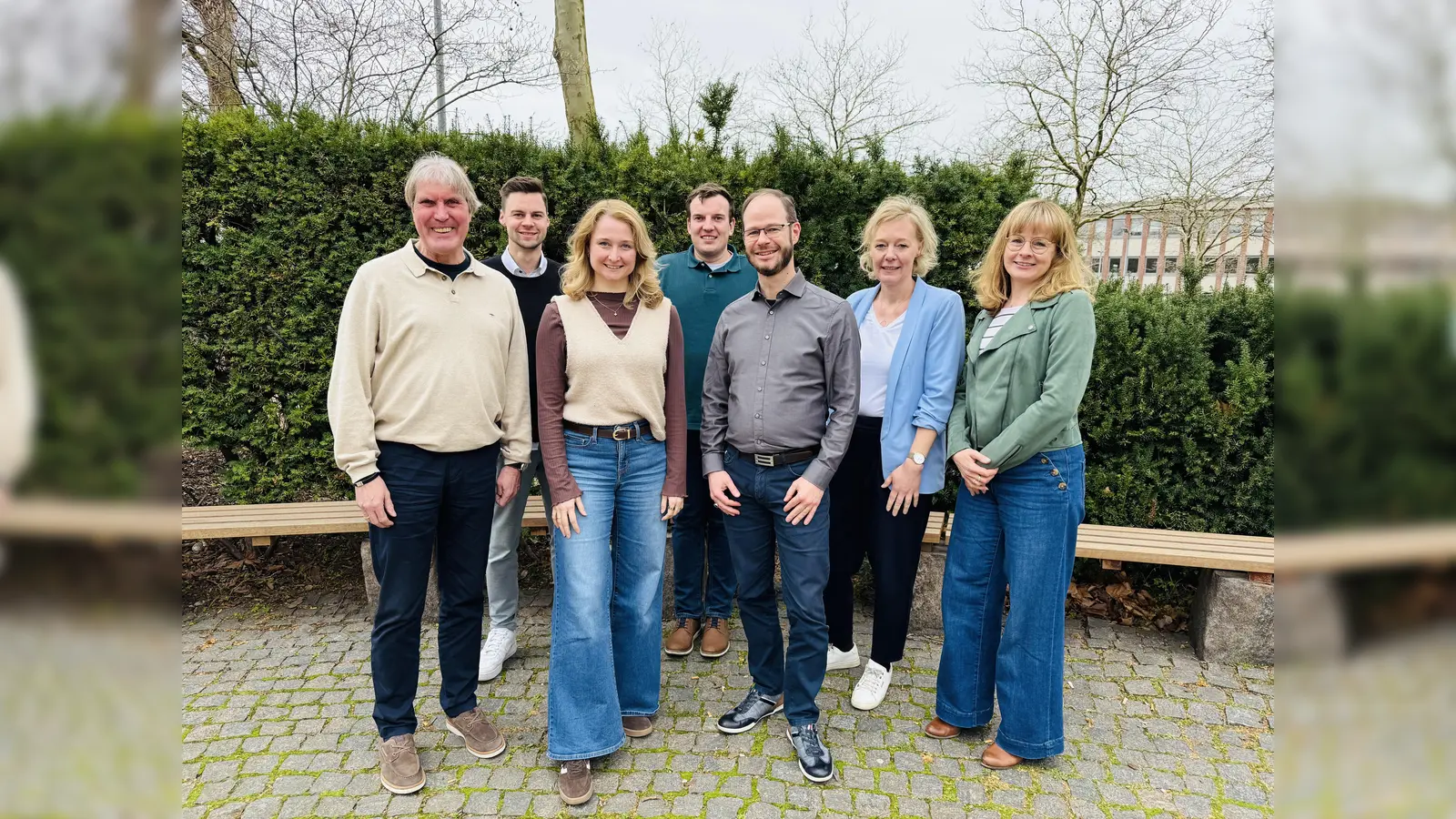 V.l.: Projektleiter Prof. Dr. Klaus Schafmeister (FHM) und das Projektteam ZUNFT+ Pascal Haase (Projektmitarbeiter Kreishandwerkerschaft Höxter-Warburg), Constanze Obst (Projektmitarbeiterin SBH West), Jonathan Kruse (Fachhochschule des Mittelstandes), Bastian Kallenbach (Projektmitarbeiter SBH West), Prof. Dr. Melanie Eikenbusch (Fachhochschule des Mittelstandes) und Michaela Hanke (Projektmitarbeiterin SBH West) freuen sich, dass jetzt die Arbeitsphase mit den Betrieben gestartet ist. (Foto: Kreishandwerkerschaft Höxter-Warburg)